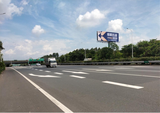 庫勒五金高炮廣告橫掃高速公路，強(qiáng)化品牌安全耐用新形象